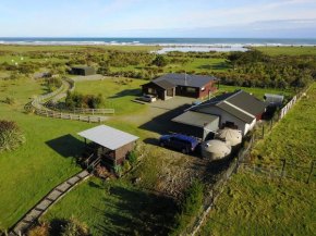 Kiwi Cabin and Homestay at Koru with hot tub, Runanga